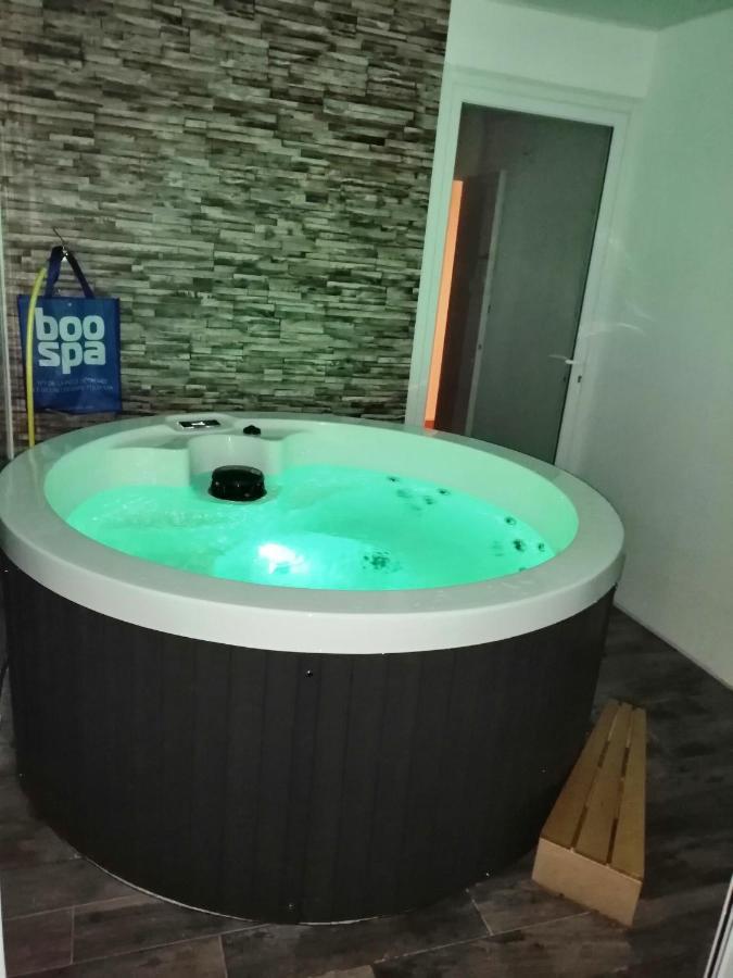 Bord De Avec Piscine Et Jacuzzi Villa
